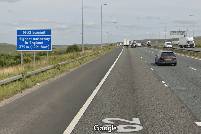 HighwaysNWEST's tweet photo. #M62 #PlatinumJubilee 
Stone roses listed!  @HistoricEngland lists boundary stones with the white and red roses of #Yorkshire and #Lancashire

At J.22, they were unveiled by  the Queen  at the opening of the trans-Pennine  section of the m'way in 1971:
https://t.co/O06rHooSiA https://t.co/SXYrUNMhKm