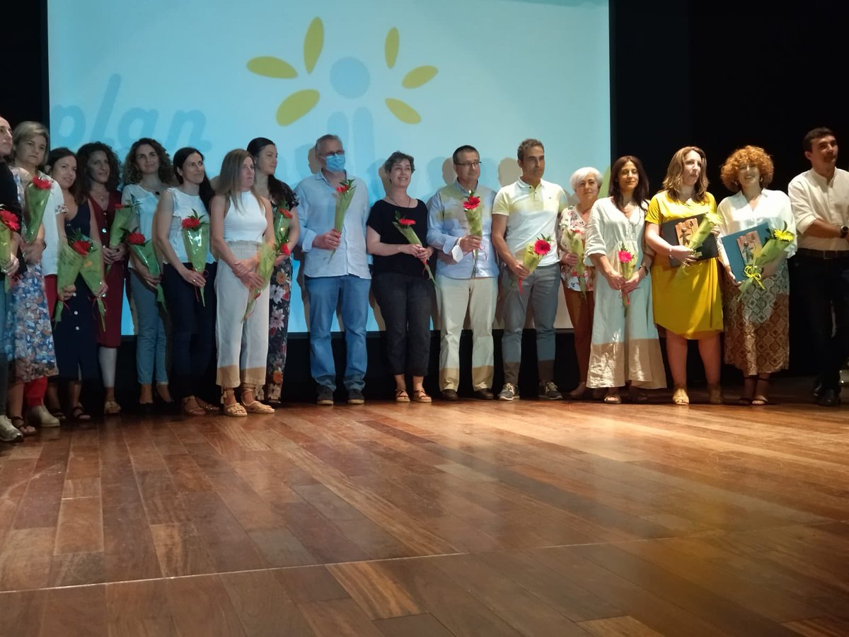 SaludNorteMalag's tweet photo. #PremiosSalud 🏆🥇
Durante la tarde de ayer, nuestros compañeros de #Enfermería recibieron el premio de Salud Carlos Acal por parte del @AyuntArchidona, por su labor desarrollada durante la #pandemia. ¡Agradecidos y súper orgullosos de nuestro equipo de Archidona! https://t.co/5nNies0xlC