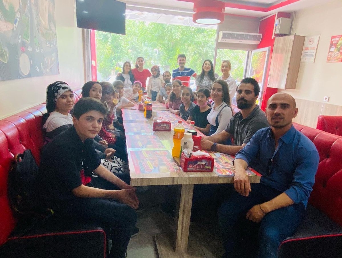 BismilEgitim's tweet photo. Bilgi yarışması sonunda dereceye giren öğrencilerimiz öğretmenleri eşliğinde pizza yedi.@ibrahim_uck @Diyarbakirmem @bismilmem https://t.co/Fp5GX92isC
