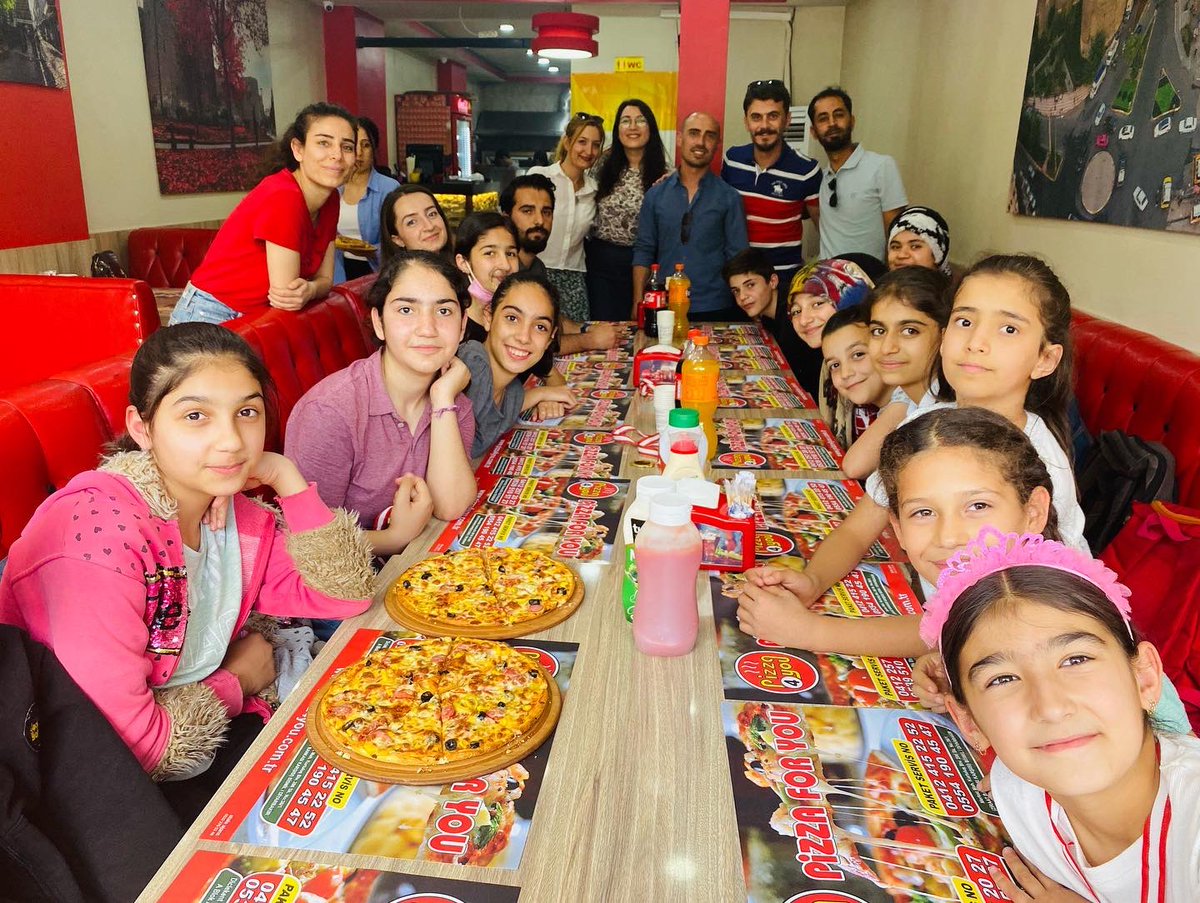 BismilEgitim's tweet photo. Bilgi yarışması sonunda dereceye giren öğrencilerimiz öğretmenleri eşliğinde pizza yedi.@ibrahim_uck @Diyarbakirmem @bismilmem https://t.co/Fp5GX92isC