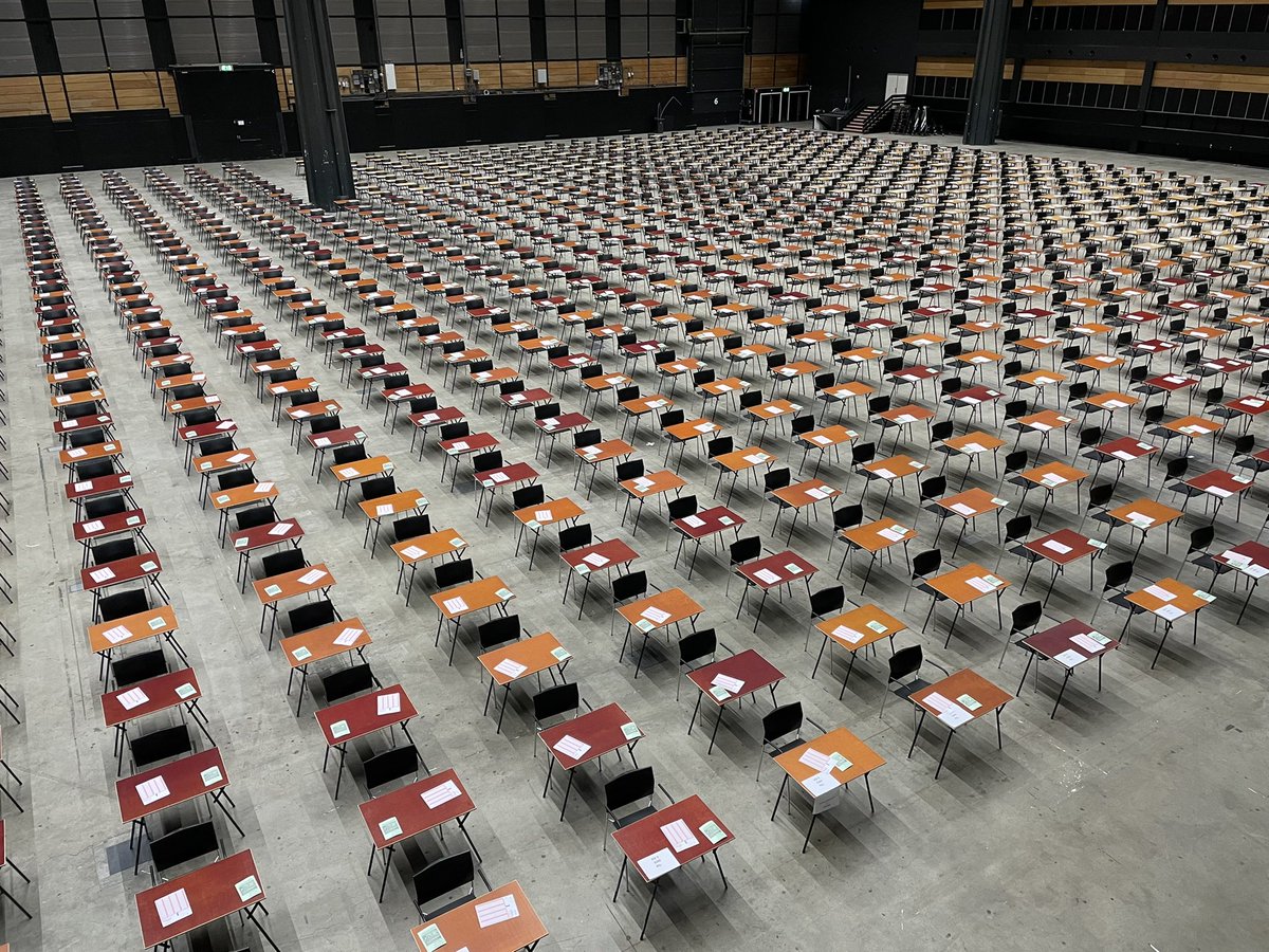 Golliepaop's tweet photo. Voor de laatste keer de landelijke interuniversitaire voortgangstoets op papier. Succes! #umcg #voortgangstoets #progresstest #martiniplaza https://t.co/sGeiLWBEQW
