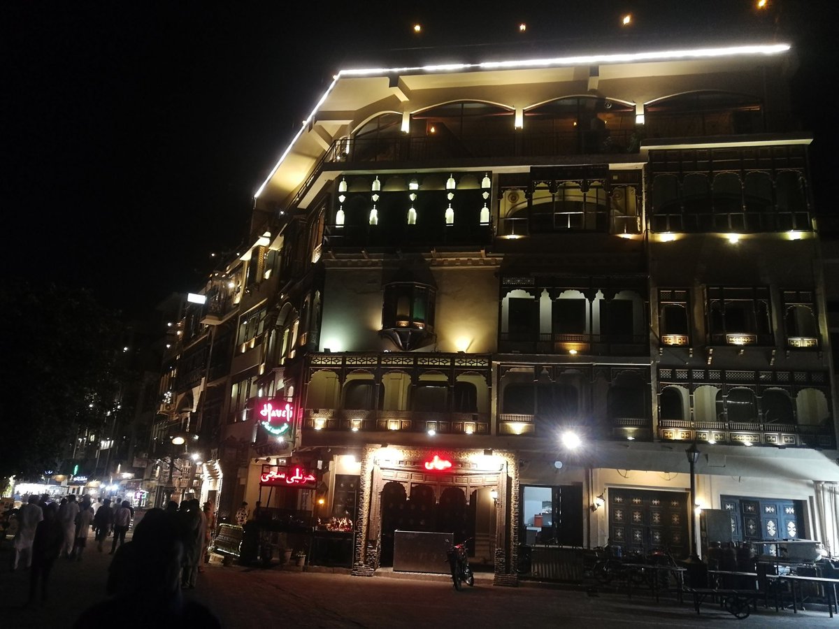 bhaikorona1's tweet photo. Food street &amp; Badshahi Masjid Lahore.
#HuaweiP10Plus
@KohiMarri @kaleemullah7541 https://t.co/zUBjd7tF1k