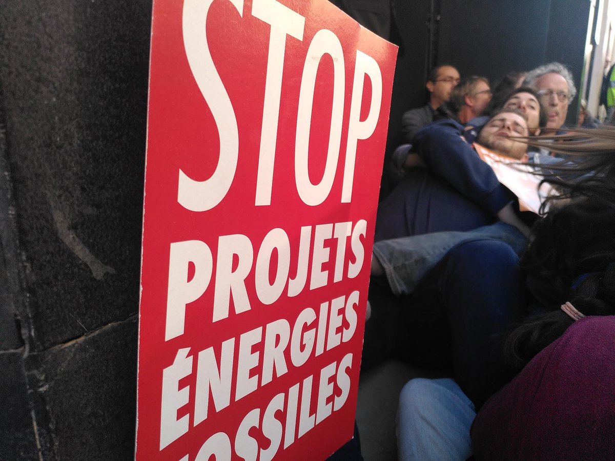 greenpeacefr's tweet photo. 💥Abandon des projets expansionnistes d'énergies fossiles.

💥Retrait immédiat de Russie.

Plus de 250 activistes sont présent·es devant la salle Pleyel, là où va se tenir l'AG de @TotalEnergies. Vous pouvez les soutenir en agissant ici : https://t.co/ySWb4QpJkN
#BlocageTotal https://t.co/1lWemCmMdq