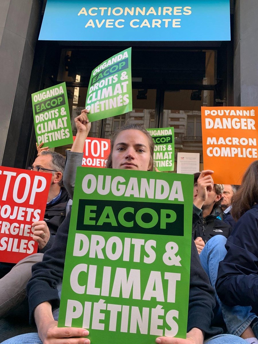 AnvCop21's tweet photo. 💣 @TotalEnergies est un danger pour le climat, la paix et les droits humains. Total est le premier pollueur de France : son empreinte carbone est supérieure à celle du territoire français avec environ 460 millions de tonnes de CO2 émises par an. #BlocageTotal https://t.co/OUmAU5Ir3N