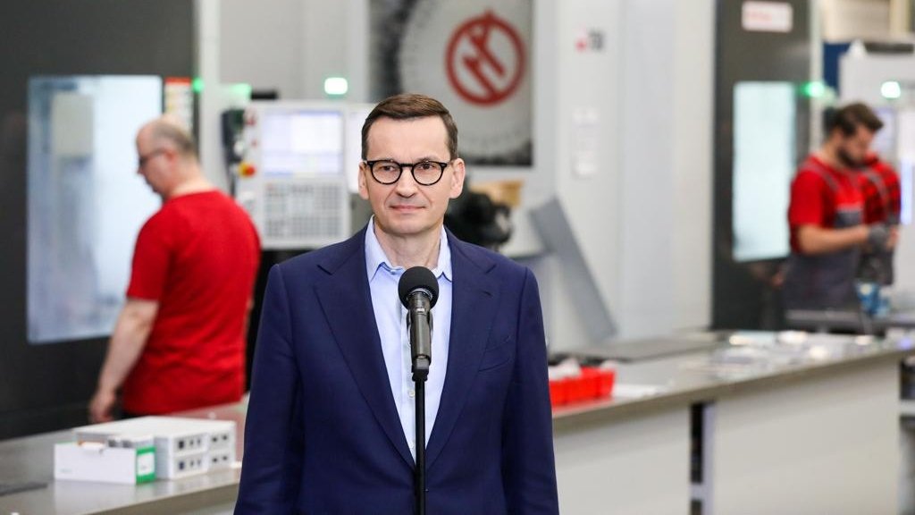 PremierRP's tweet photo. Premier @MorawieckiM w firmie Siltec w #Pruszków: Przyjechałem do tej firmy prosto z Davos. Niektórzy mówią o Davos, że tam rozdaje się karty świata, ale dla nas najważniejsi są polscy przedsiębiorcy. To tutaj, u polskich przedsiębiorców wykuwa się przyszłość polskiej gospodarki. https://t.co/I8dU1zFkhf