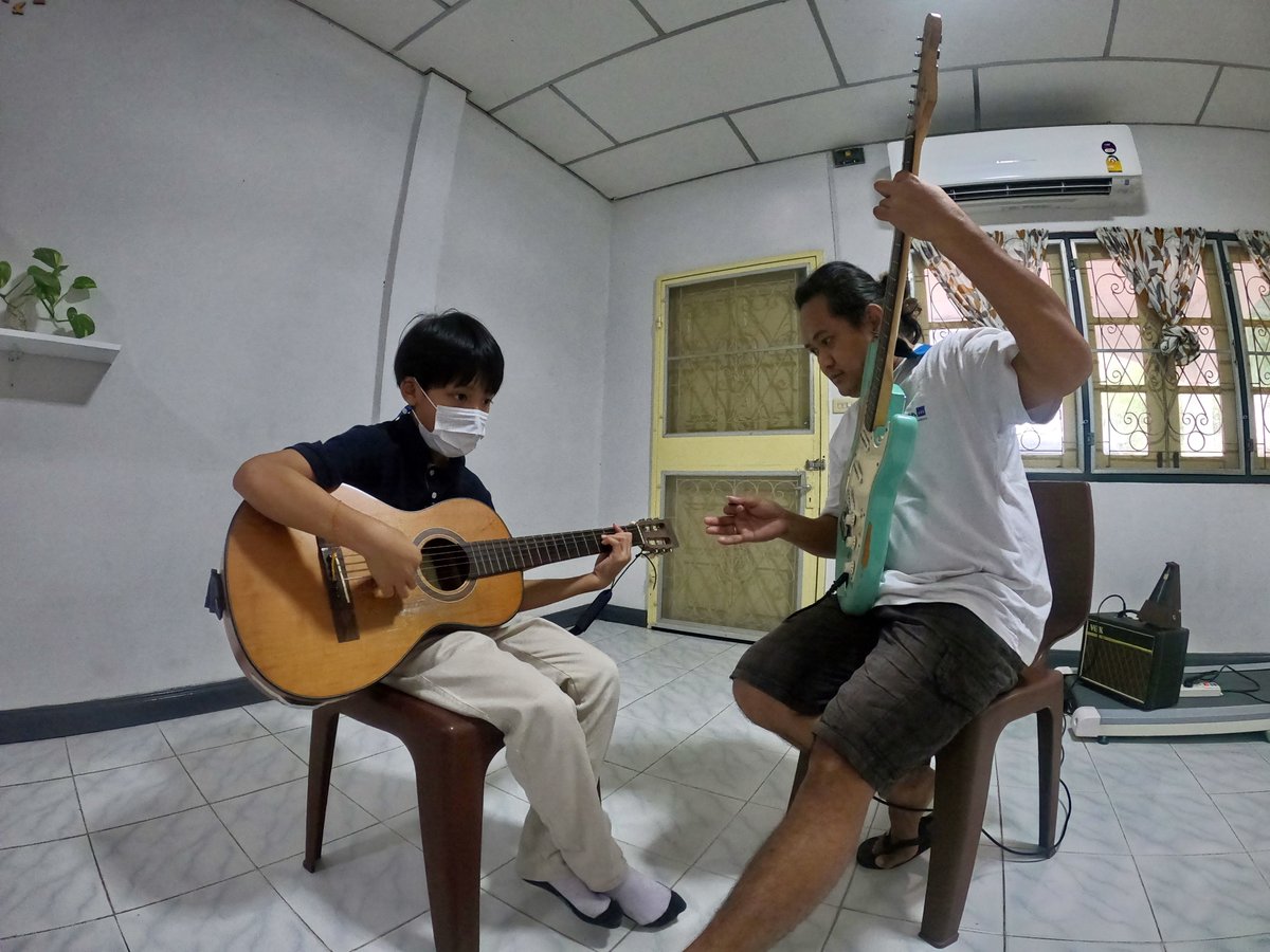 ericksonmdn's tweet photo. I enjoy my guitar lesson! My student is now learning how to do a barre chord :) 

#guitar #guitarlesson https://t.co/bzv6SCLZBO