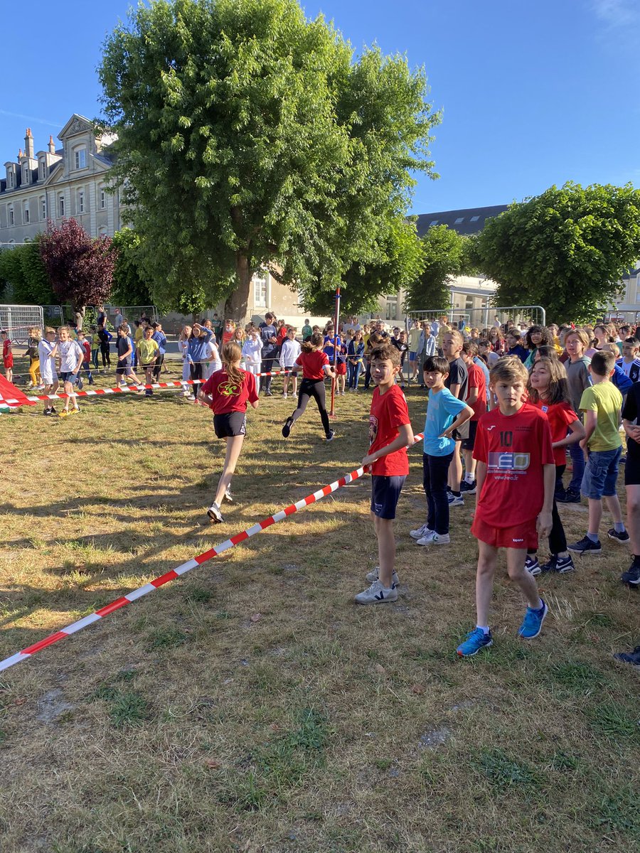 LaMadeleine_49's tweet photo. Ce matin, grand cross solidaire pour le #secourscatholique pour tous les élèves, courses par niveaux. Bon courage à tous ! #angers #college49 #jecours https://t.co/yOgucN62yR