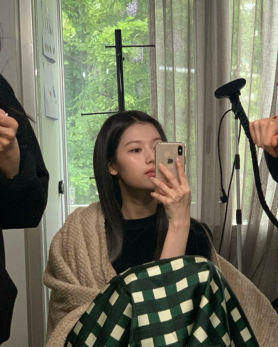 sanapics's tweet photo. minatozaki sana, the queen of mirror selfie https://t.co/Ga4UNyw3vK