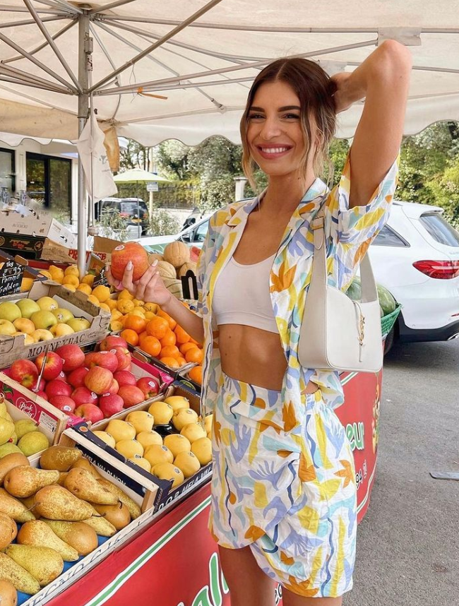 Our go to outfit this week 🍒🍊🥝 //@juliasidiatman wearing our Mini Wrap Skirt & matching Printed Shirt

#lilisidonio #outfitoftheweek #matchingset #summeroutfitideas #miniskirts #colorpop