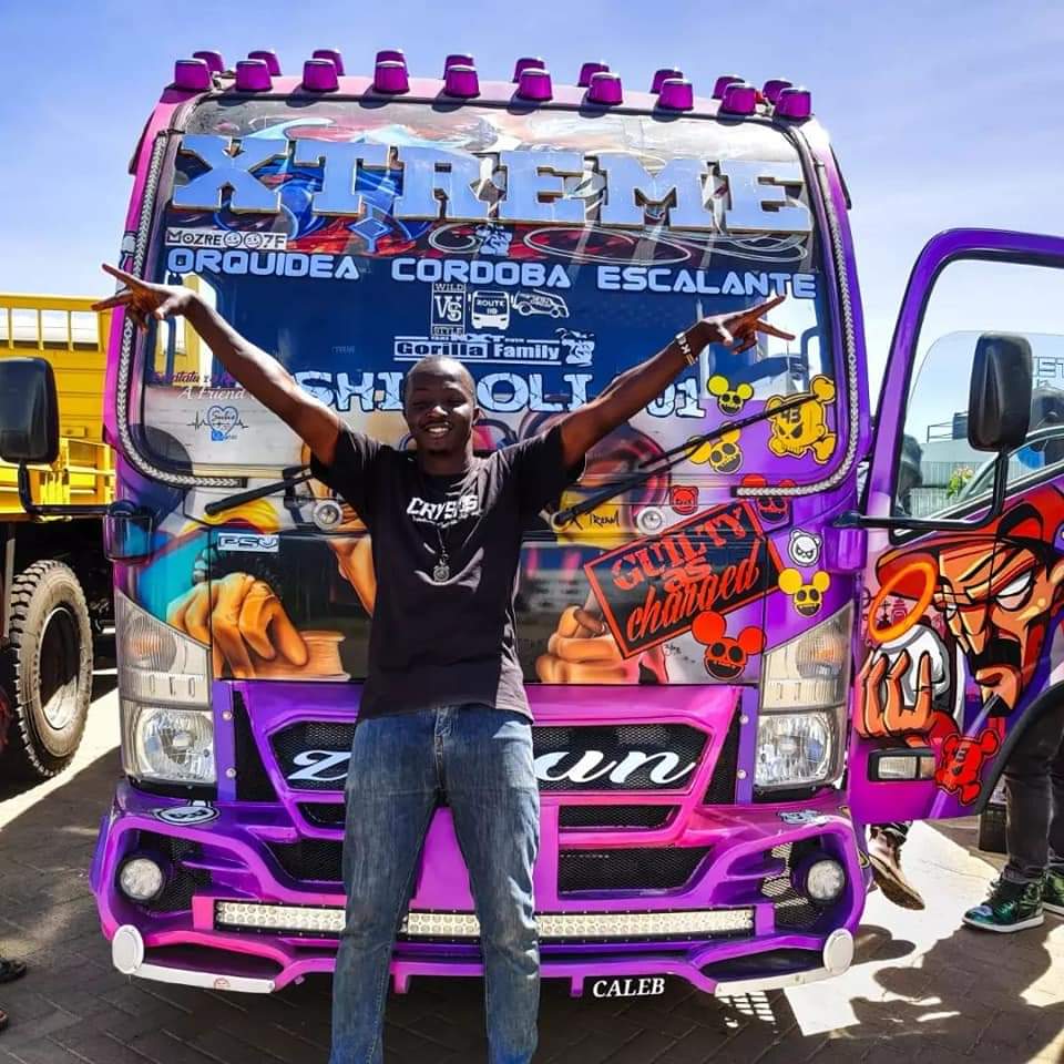 AfricaFactsZone's tweet photo. Kenya's colourful public buses, Matatu Buses. https://t.co/bM9EjFIy0d