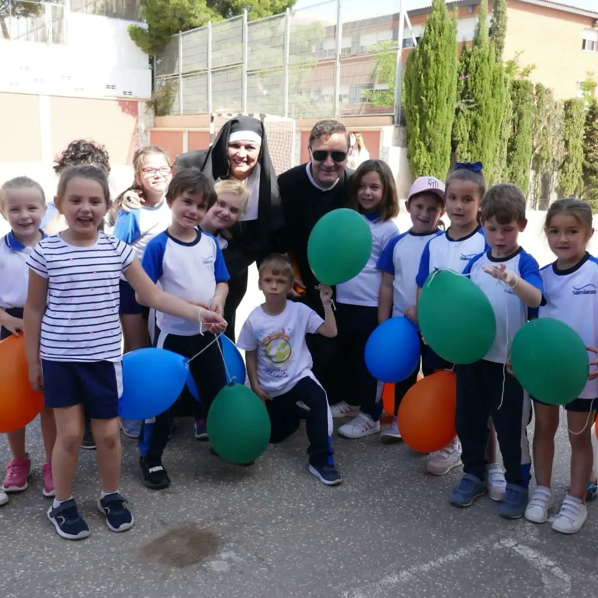 SalesianasALC's tweet photo. En la gran #FiestadeMadreMazzarello, 13 de mayo, y la celebración por los 150 años de la Fundación del Instituto de las Hijas de María Auxiliadora, realizamos un #pasacalle 📢🎶🥳🙆🏻‍♀️🙋🏽‍♂️ por las calles del #PAU2. ¡Viva Maín! ¡Viva Salesianas! 💙💚🧡

#TodosSomosMornese @SalesianasEs https://t.co/iXeTbcQshs