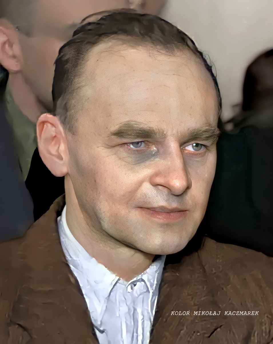KolorHistorii's tweet photo. 74 lata temu 25 maja 1948 r. w więzieniu mokotowskim przy ul. Rakowieckiej w Warszawie komuniści zamordowali 🇵🇱️Rotmistrza Witolda Pileckiego.
Zginął od strzału w tył głowy.
Jego ciała do dziś nie odnaleziono.
"Ja już żyć nie mogę, mnie wykończono. Bo Oświęcim to była igraszka". https://t.co/KBfBEa1b3Q