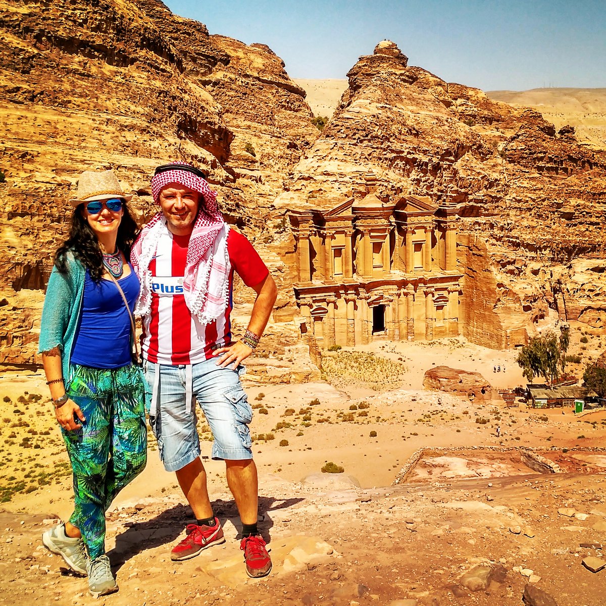 CamisetasZana's tweet photo. 25 de Mayo. Día de la Independencia en Jordania. En Mayo de 2017 llevamos la rojiblanca hasta El Monasterio de Petra, tras subir sus míticos 800 escalones bajo un sol de justicia. 🇯🇴🇵🇪
@Atleti #AúpaAtleti #AtléticosPorElMundo #Jordania #IndependenceDay #Jordan #ElMonasterio #Deir https://t.co/3LihbZJxvS