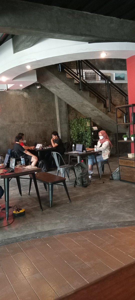 Cuma mau bilang ke #RataPopulo semua
Besok tanggal merah

Dah