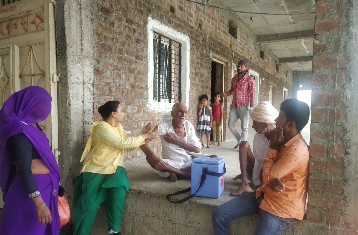 DrRPNishank's tweet photo. बच्चे हो या बुजुर्ग।
कोविड से लड़ाई में सब एकजुट।

हर घर दस्तक 2.0 के तहत टीकाकरण अभियान निरंतर ज़ारी। 

📍श्योपुर, मध्य प्रदेश https://t.co/rGTUd56kF7