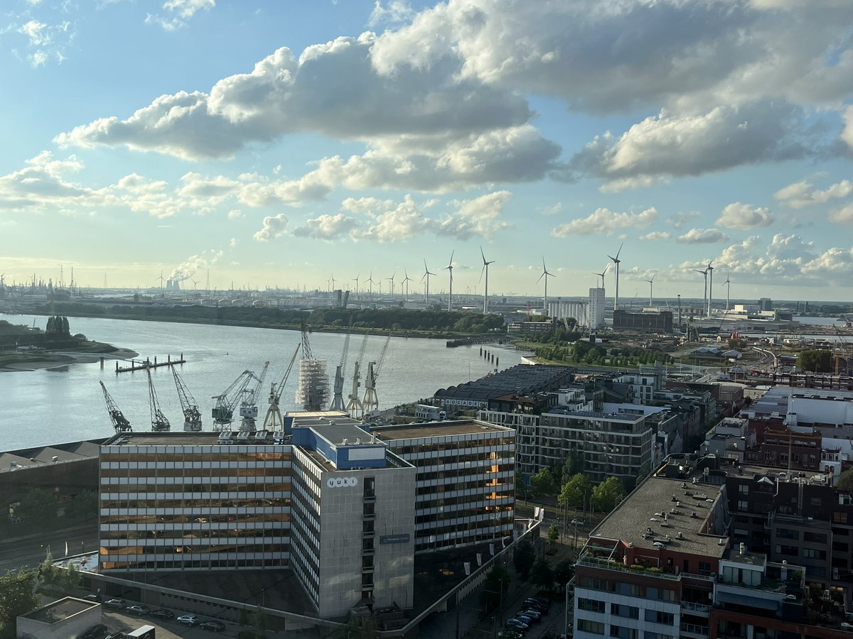Fulvioglu's tweet image. Port of Antwerp Bruges. Una foresta di pale eoliche per un porto Green. Un polo chimico che crea lavoro. Una città che ha capito che si vive di lavoro e si cresce “insieme”, non “contro”