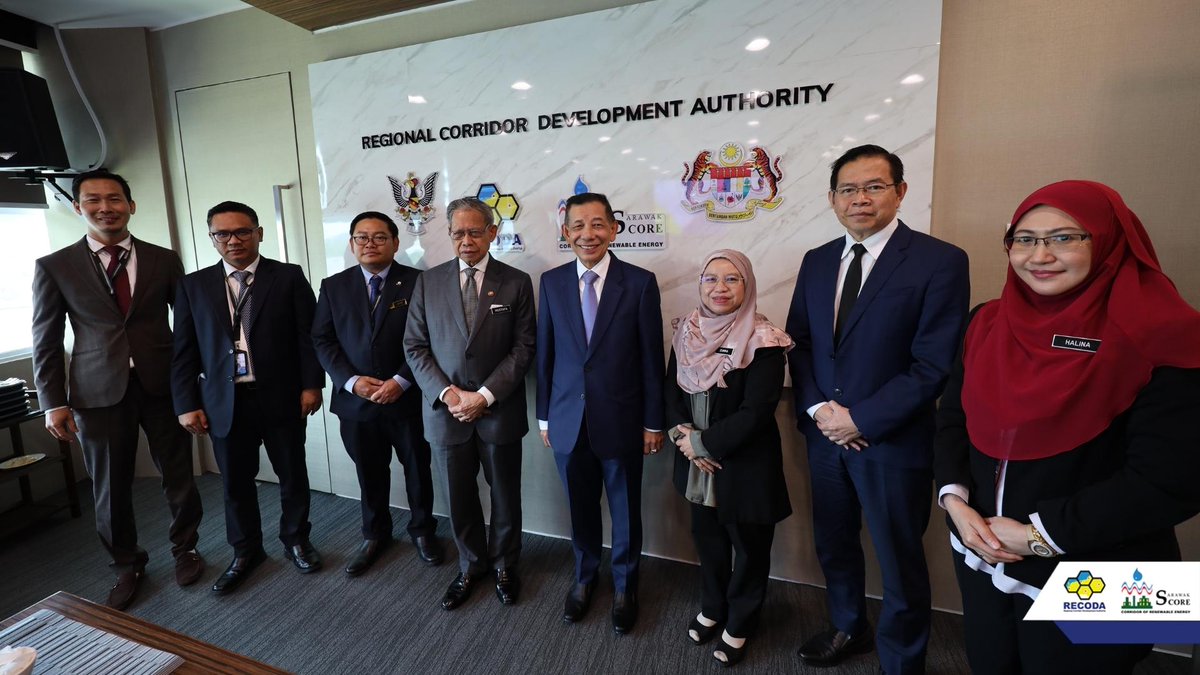 recodasarawak's tweet photo. Minister in the Prime Minister’s Department (Economy) Datuk Seri Mustapa Mohamed drops by RECODA today during a working visit where he was briefed on the latest.
READ MORE: https://t.co/OVdgjFkMqG
#RECODA #SCORE #investSCORE @epumalaysia @unimas @jpmgov_ https://t.co/Z6fpSWdHQW