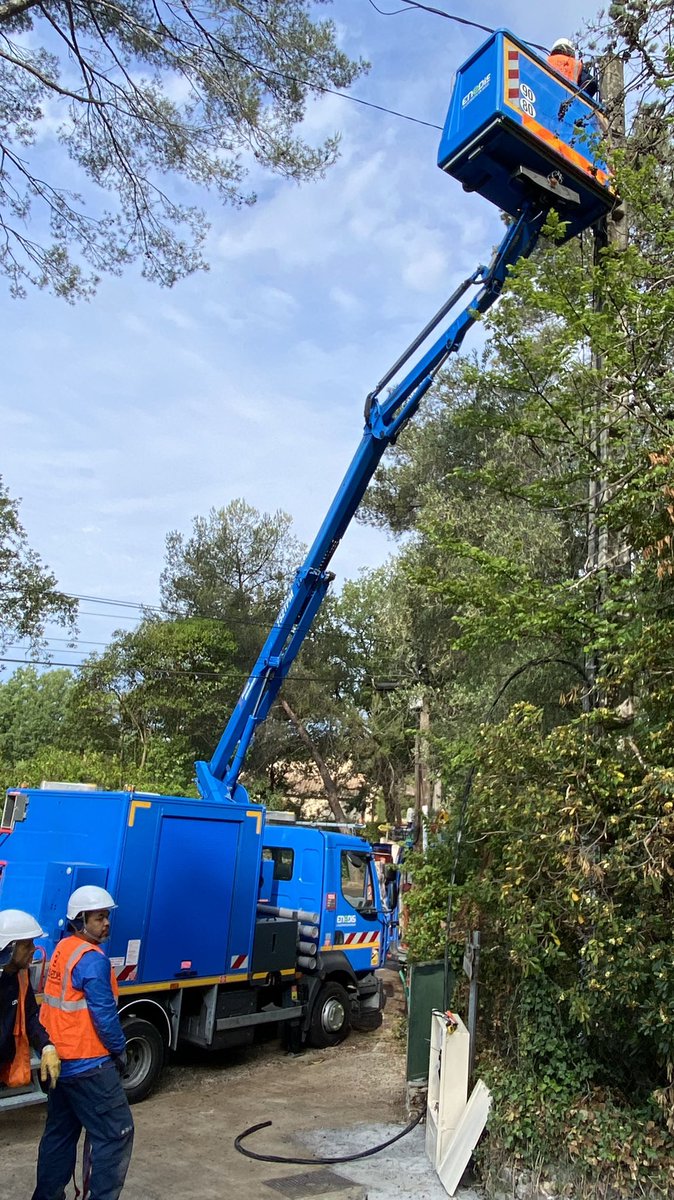 PasDassonville's tweet photo. #endirect avec les équipes @enedis_coteazur à l’occasion de travaux de renouvellement du réseau électrique dans @MouansSartoux #Qualite #securite #servicepublic https://t.co/M3guqYU7FG