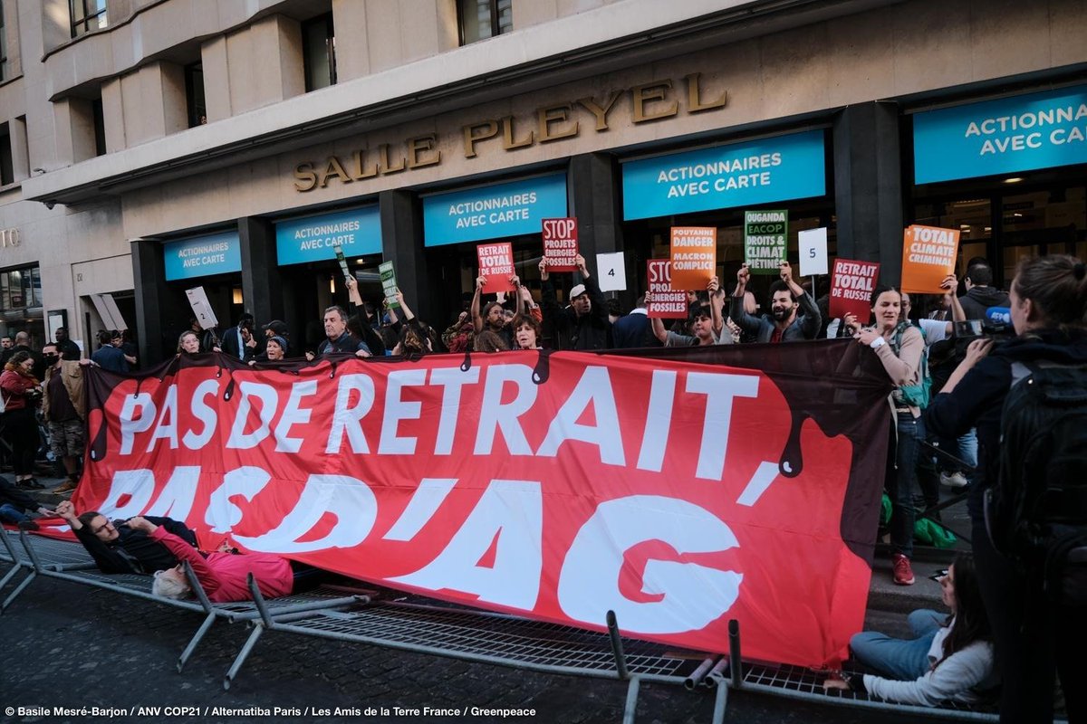 AnvCop21's tweet photo. 🔴 Depuis ce matin, 250 activistes du mouvement climat bloquent l'Assemblée Générale de @TotalEnergies !

Nous exigeons le retrait de la multinationale de la Russie et la fin des projets d’expansion fossiles ! #BlocageTotal

Notre CP 👉 https://t.co/8xRNacJ3we
📸 @BasileMB https://t.co/6qIIOUXZFM