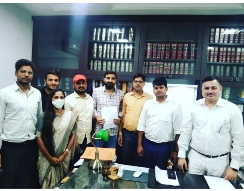 Varunupsi2026's tweet photo. विवेक Sir जी वकील साहब से मिले और एविडेंस सौंप दिए है।
जल्द ही तारीख मिलेगी।
ईश्वर हमारी मदद करें 🙏
@kmrvivek14
#UPSI_NEEDS_SIT_INVESTIGATION https://t.co/b0MXjyPfLo