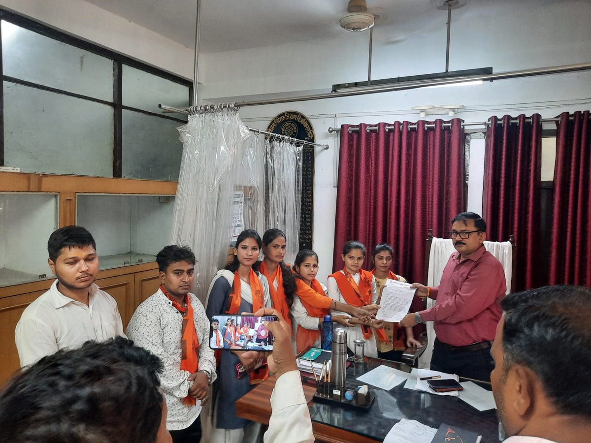 abvpbraj's tweet photo. फिरोजाबाद में अभाविप कार्यकर्ताओं ने दाऊदयाल डिग्री कॉलेज की छात्राओं को छात्रवृत्ति न मिलने पर प्रांत सह मंत्री श्री रजत जैन के नेतृत्व में विकास भवन में आंदोलन किया तथा ज्ञापन देकर छात्राओं को जल्द छात्रवृत्ति मिलने की मांग की।
#ABVPBraj
#ABVPFirozabad
#ABVPWithStudents https://t.co/18QFviGk8W