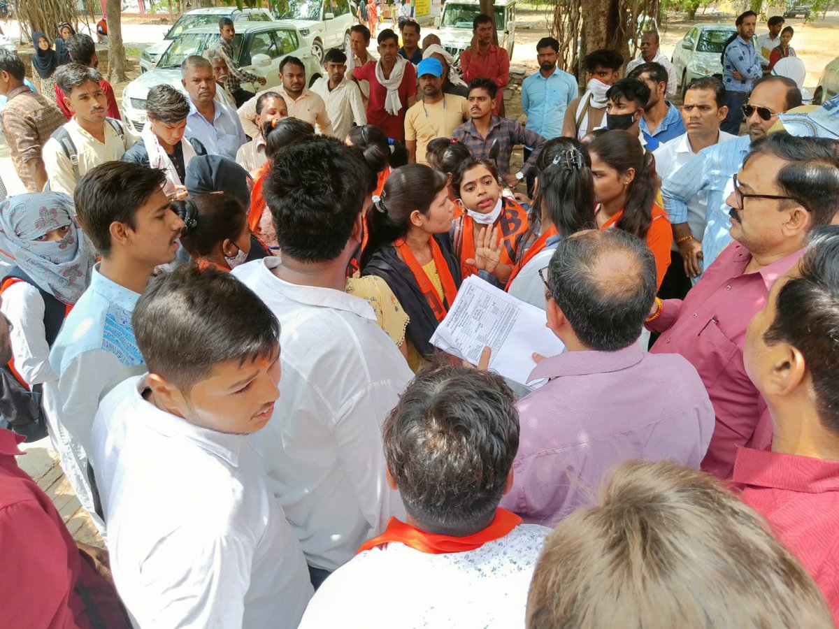 abvpbraj's tweet photo. फिरोजाबाद में अभाविप कार्यकर्ताओं ने दाऊदयाल डिग्री कॉलेज की छात्राओं को छात्रवृत्ति न मिलने पर प्रांत सह मंत्री श्री रजत जैन के नेतृत्व में विकास भवन में आंदोलन किया तथा ज्ञापन देकर छात्राओं को जल्द छात्रवृत्ति मिलने की मांग की।
#ABVPBraj
#ABVPFirozabad
#ABVPWithStudents https://t.co/18QFviGk8W