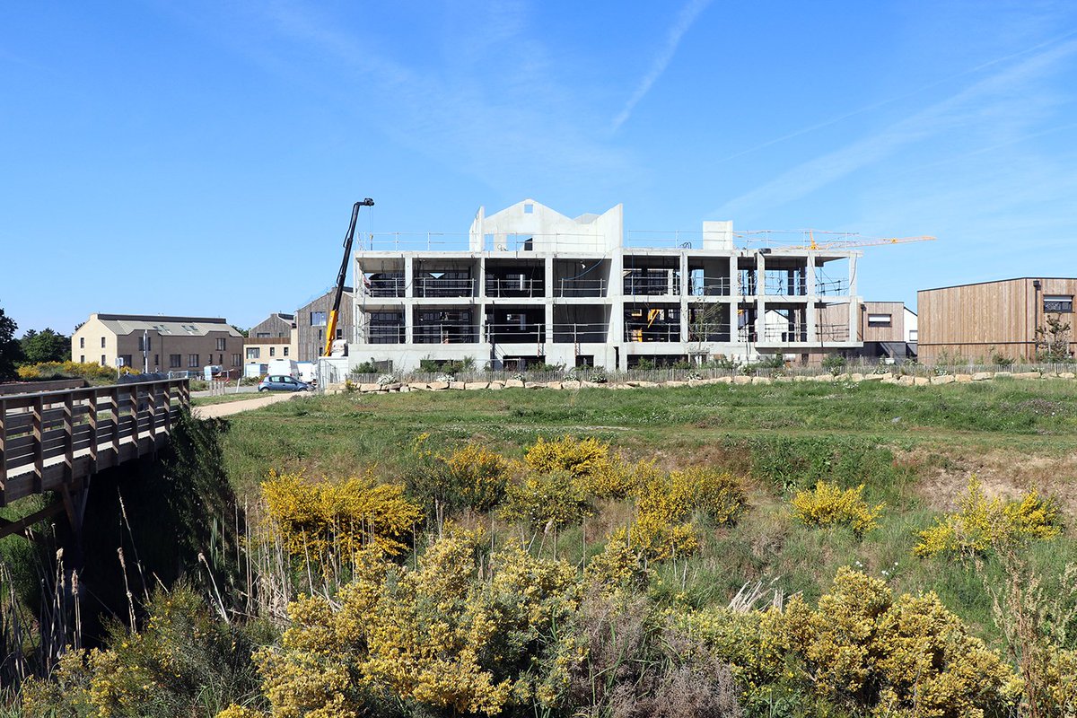 À #Guérande, pose de 1ère pierre d'Éolie : une opération #écoresponsable de 26 logements en accession coopérative et PSLA.
Galerie photos : bit.ly/3MQbIts
Dossier de presse : bit.ly/3Gh6KTS