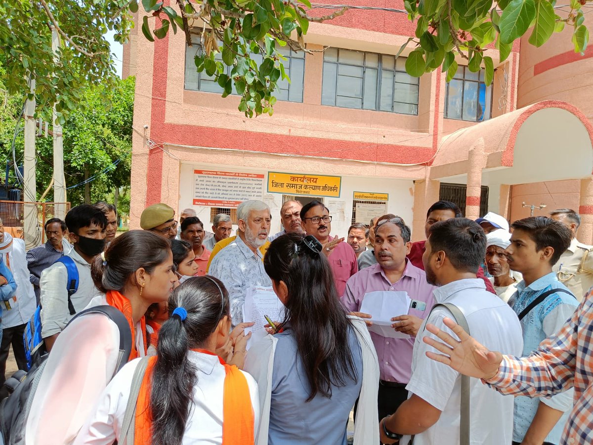 abvpbraj's tweet photo. फिरोजाबाद में अभाविप कार्यकर्ताओं ने दाऊदयाल डिग्री कॉलेज की छात्राओं को छात्रवृत्ति न मिलने पर प्रांत सह मंत्री श्री रजत जैन के नेतृत्व में विकास भवन में आंदोलन किया तथा ज्ञापन देकर छात्राओं को जल्द छात्रवृत्ति मिलने की मांग की।
#ABVPBraj
#ABVPFirozabad
#ABVPWithStudents https://t.co/18QFviGk8W