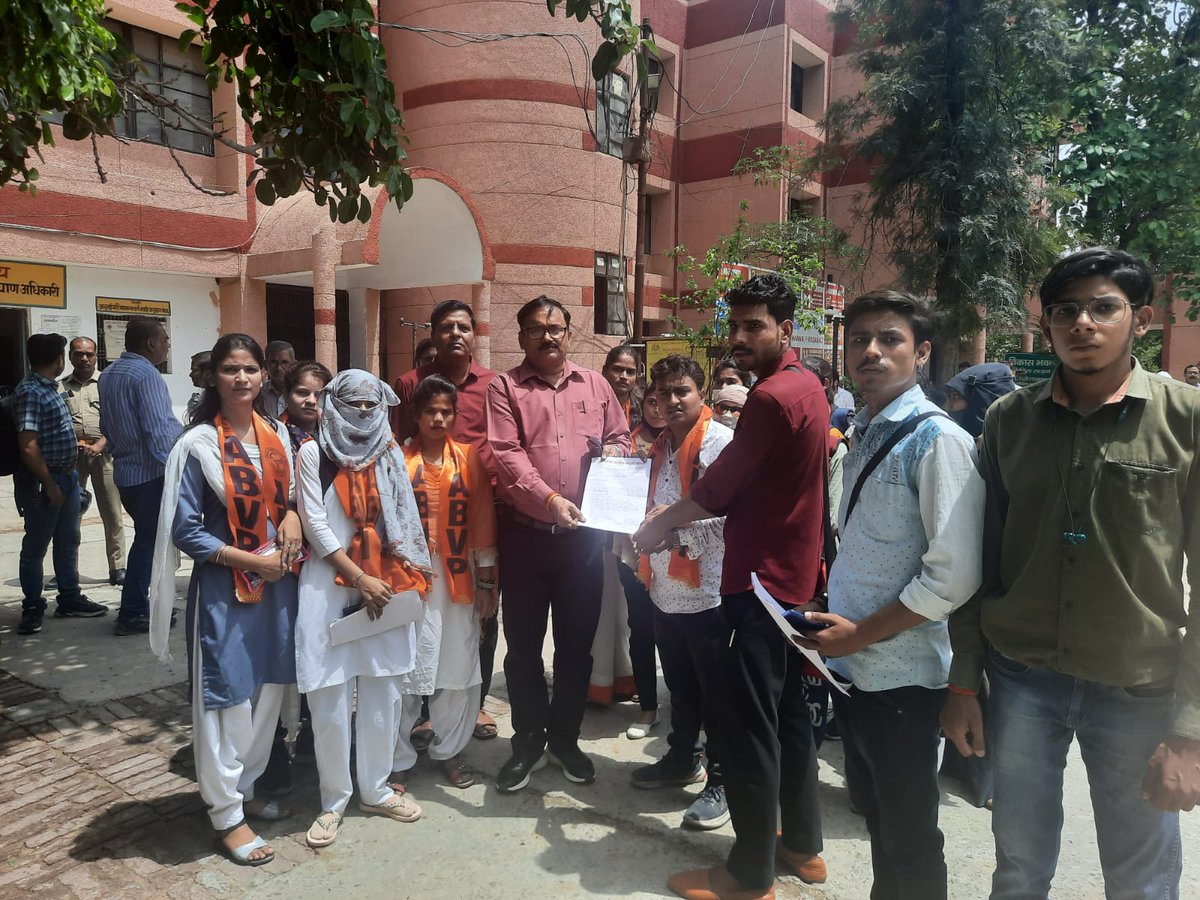 abvpbraj's tweet photo. फिरोजाबाद में अभाविप कार्यकर्ताओं ने दाऊदयाल डिग्री कॉलेज की छात्राओं को छात्रवृत्ति न मिलने पर प्रांत सह मंत्री श्री रजत जैन के नेतृत्व में विकास भवन में आंदोलन किया तथा ज्ञापन देकर छात्राओं को जल्द छात्रवृत्ति मिलने की मांग की।
#ABVPBraj
#ABVPFirozabad
#ABVPWithStudents https://t.co/18QFviGk8W