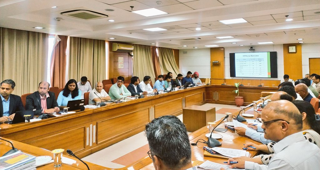 Agriculturehry's tweet photo. कृषि एवं किसान कल्याण विभाग की ACS @sumitamisra की अध्यक्षता में छोटे किसान कृषि-व्यवसाय संघ हरियाणा (#SFACH) के सामान्य निकाय की बैठक हुई।
#SmallFarmers #smallbusiness #FPO
#Projects #agriculture #Horticulture #Honey #Haryana https://t.co/RVtSpDgRhO