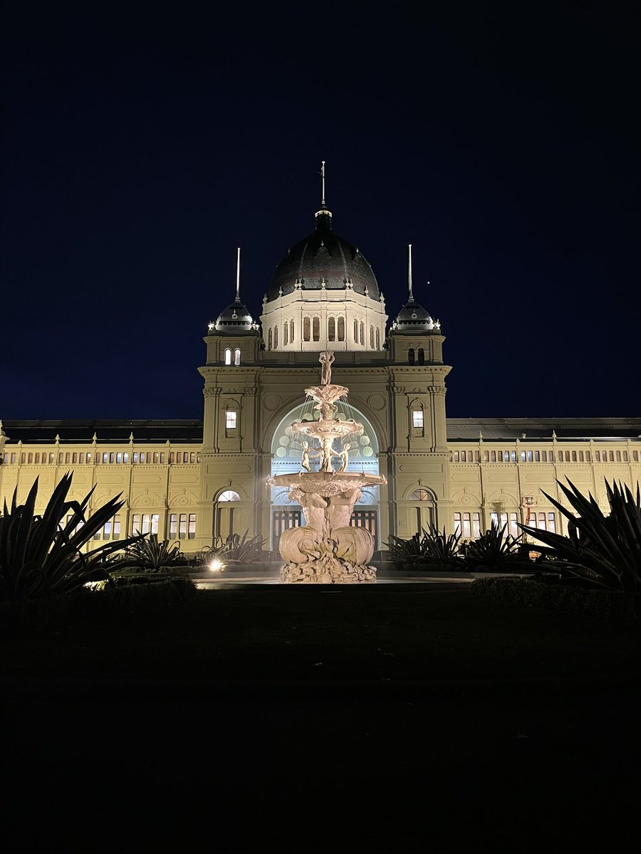 lisagiven's tweet photo. As a bookend to this morning’s sunrise pic, this is my walk back home #carltongardens #walkfromwork #dontyouwishyouwerehere https://t.co/zAP120ZcjO