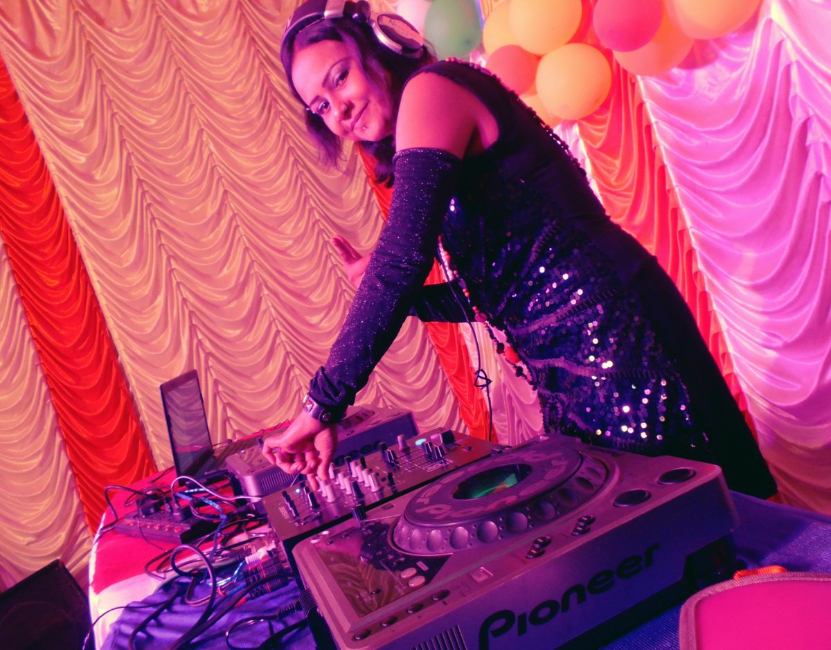 dj_bluhi's tweet photo. Let's rock with Retro Electro & i m ur DJ Bluhi guyzzzz...#india #dj #djing #music #musicalgenre #pioneer #cdj800 #headphone #partytime #Showtime #Artist #twitter #sound #soundlight #Beats #rhythm https://t.co/pClUSINfjp
