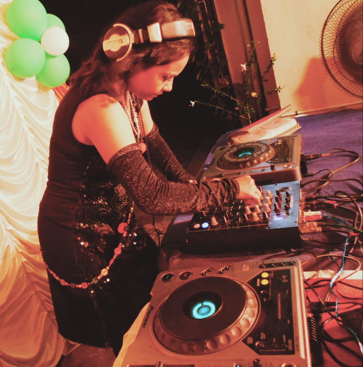 dj_bluhi's tweet photo. Let's rock with Retro Electro & i m ur DJ Bluhi guyzzzz...#india #dj #djing #music #musicalgenre #pioneer #cdj800 #headphone #partytime #Showtime #Artist #twitter #sound #soundlight #Beats #rhythm https://t.co/pClUSINfjp