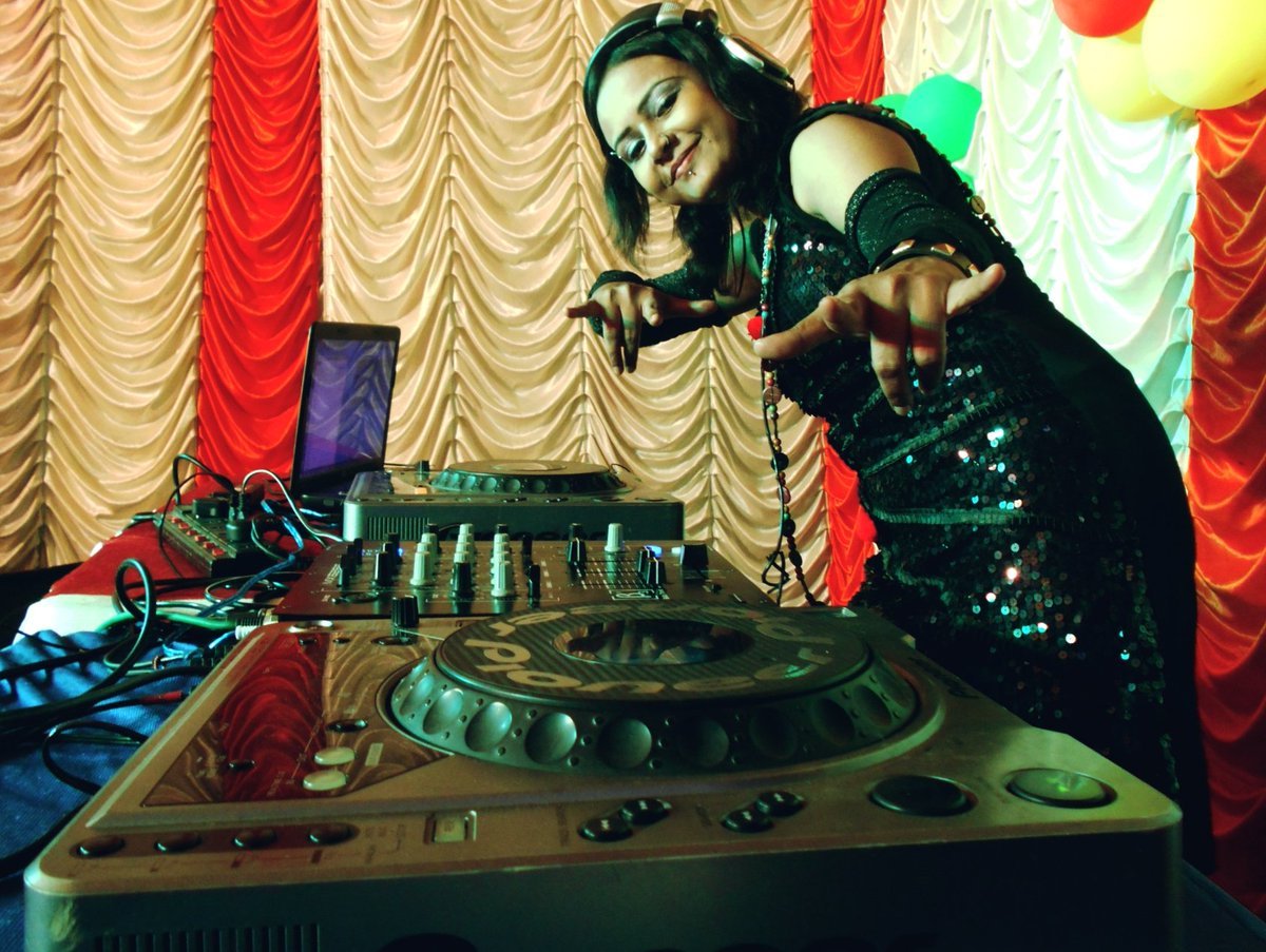 dj_bluhi's tweet photo. Let's rock with Retro Electro & i m ur DJ Bluhi guyzzzz...#india #dj #djing #music #musicalgenre #pioneer #cdj800 #headphone #partytime #Showtime #Artist #twitter #sound #soundlight #Beats #rhythm https://t.co/pClUSINfjp
