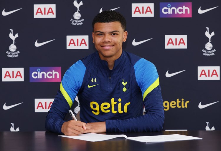 Official. Tottenham have reached an agreement with talented striker Dane Scarlett to extend his contract until June 2026. ⚪️🤝 #THFC