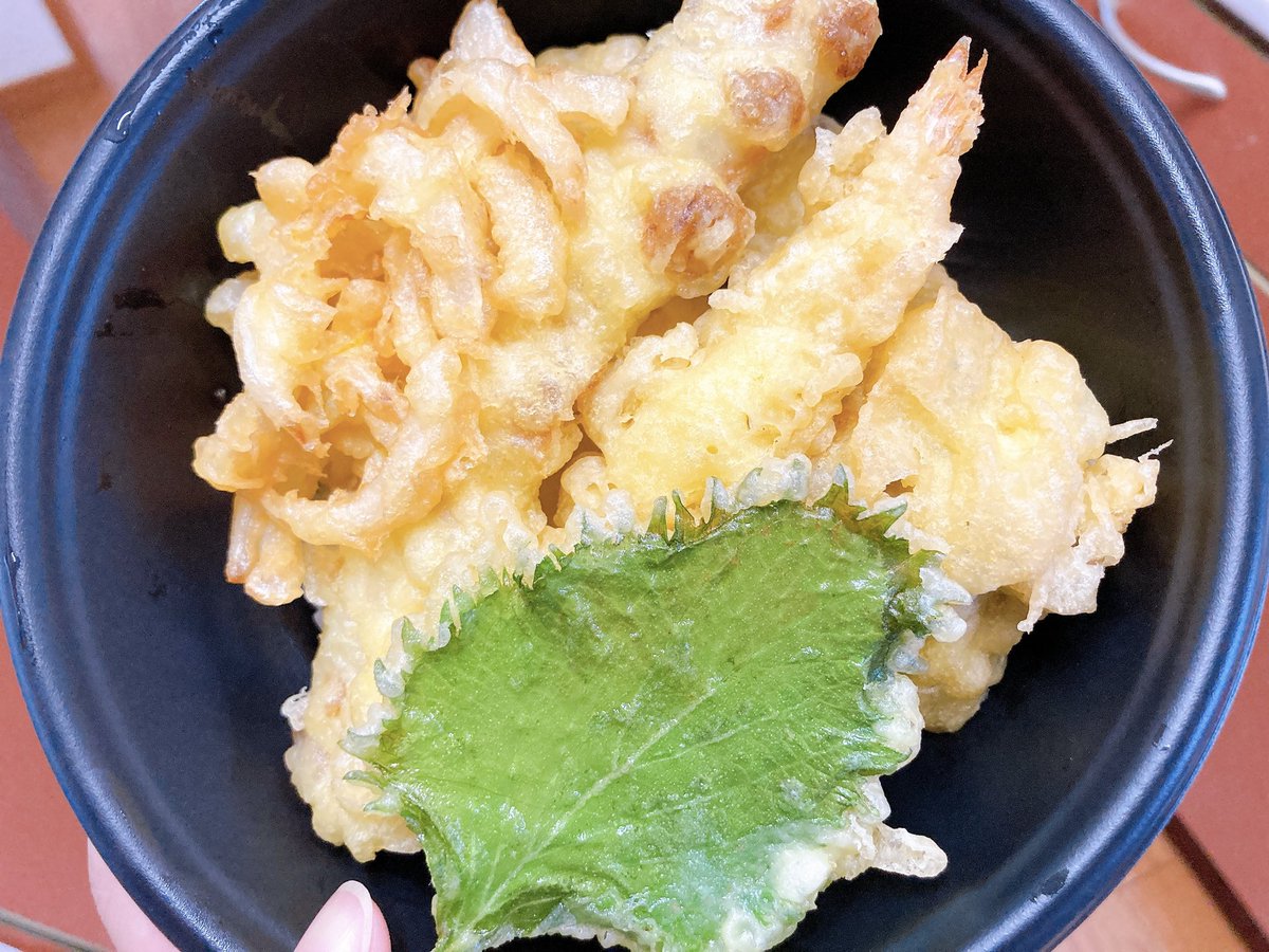 junko_g5's tweet photo. 姶良市松原町 OBANZAI🍤
久々に大好きな店主カヨコさんの天丼を買いに行ったら、BTS愛が強すぎて、パッと見韓国ショップみたいな店内になっていた…😂笑
#オバンザイ #obanzai #姶良市ランチ #姶良��グルメ #姶良市 #鹿児島 #鹿児島グルメ #bts #BTS三昧 https://t.co/AlEHLme8LN