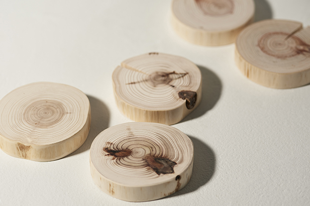 designnewspost's tweet photo. ひとつずつ異なる自然の木目や色合いと、メタルのフレームとのコントラストが美しい「wood diffuser rin」は、木材として東京都・檜原村のスギやヒノキの多摩産材が採用され、間伐などによって生まれた木材が利用されています。フレームの底面には、オイルの染み出しを防ぐ機能性が備えられています。 https://t.co/j3I3ZmA0yJ