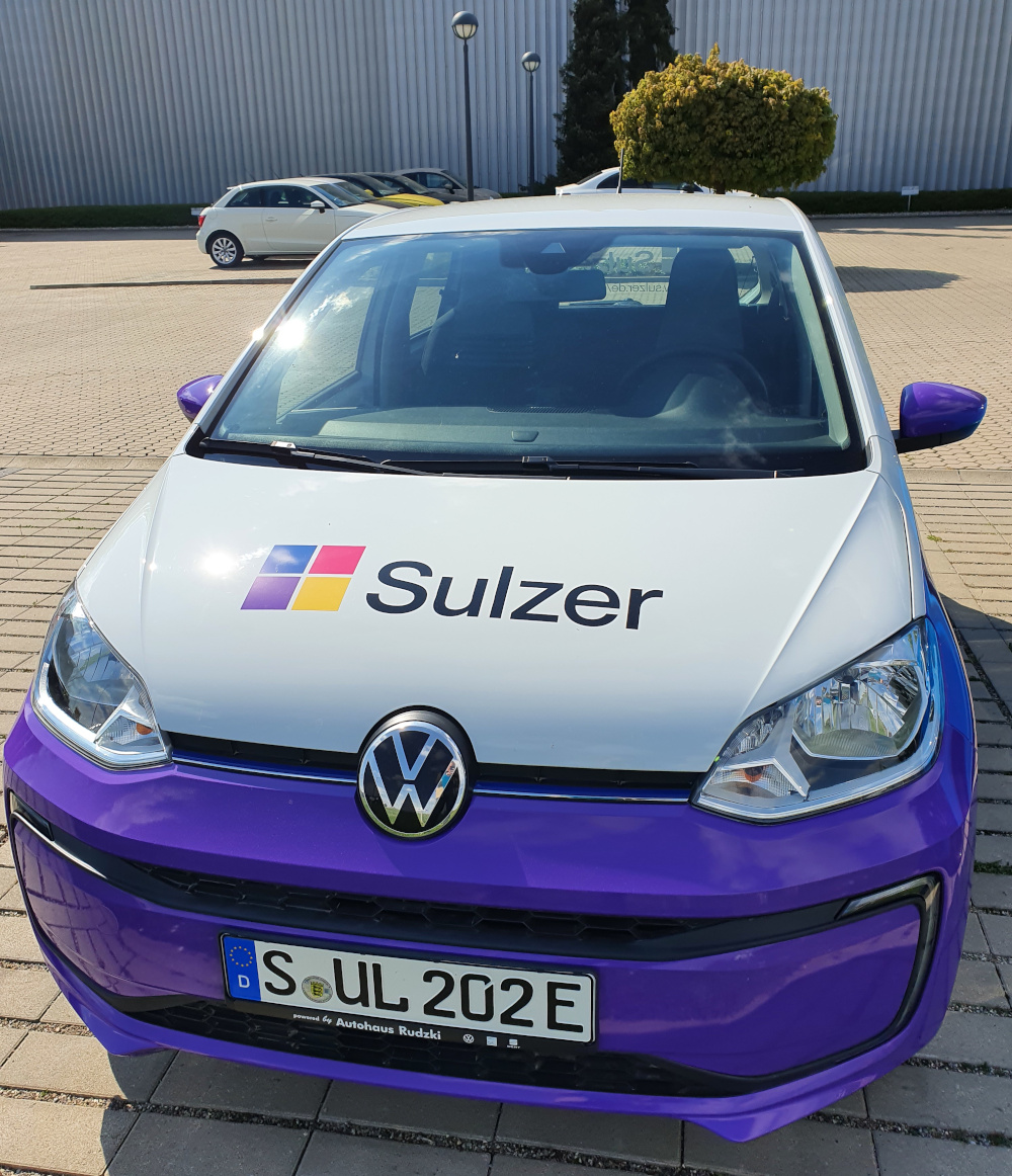SulzerGmbH's tweet photo. Eyecatcher unter Strom – die jüngste Verstärkung bei Sulzer! Auch bei unserer Fahrzeugflotte setzen wir verstärkt auf #Nachhaltigkeit u. sind mit einem VW e-Up unterwegs. Schon den farbenfrohen Blickfang live gesehen? https://t.co/B2BMswfEo9
#wearesulzer #sulzergmbh #ITJobs https://t.co/CQ36kAdpoG