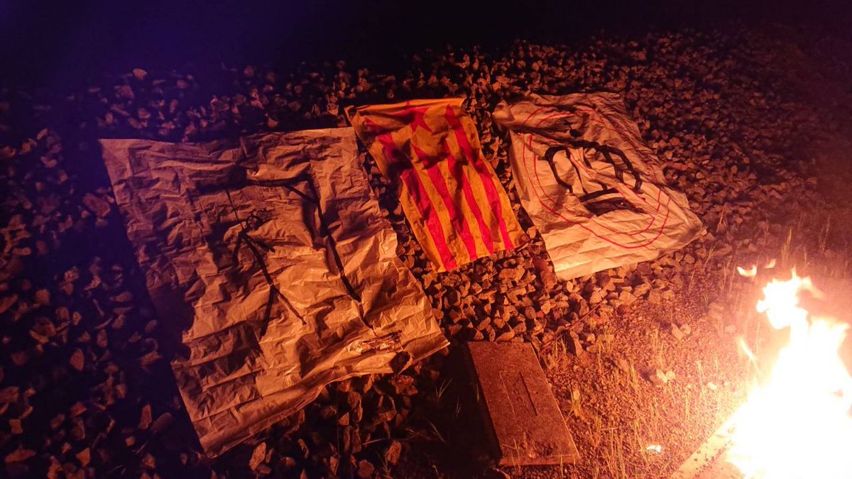 Des d'Acció per la Independència reivindiquem el sabotatge a les vies de l'AVE de la nit de diumenge. Va ser:
- Acció de lluita no violenta i coordinada
- En protesta contra Espanya
- En protesta contra govern català, partits i entitats

NO ACATEM LA RENDICIÓ✊✊