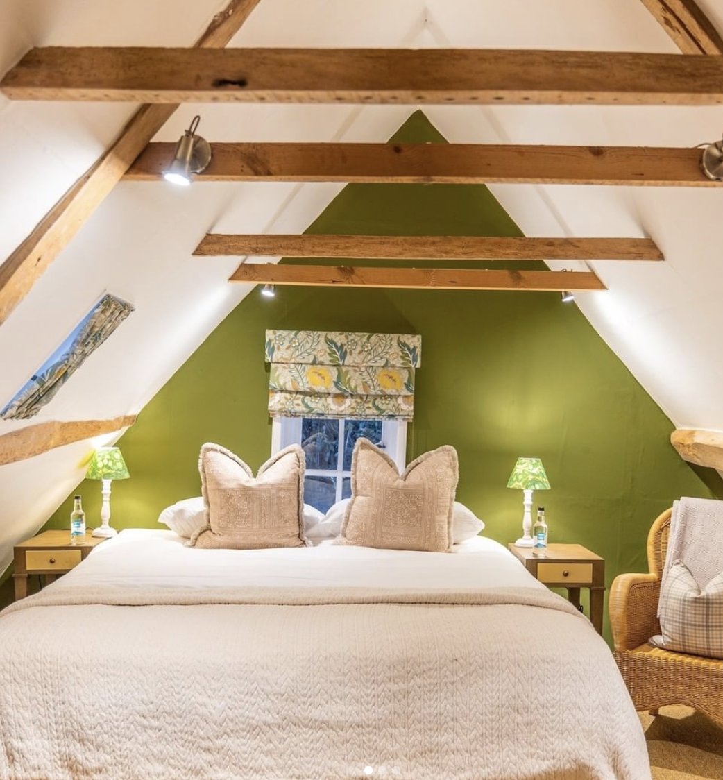 Cosy country vibes in Ivy Cottage 🤗- the perfect place to rent for a girls' getaway or romantic staycation.

ℹ️18 century
💤Sleeps 8
🔥Living room w/ Log burning fire
🌱Garden views

DM us for more info.
.