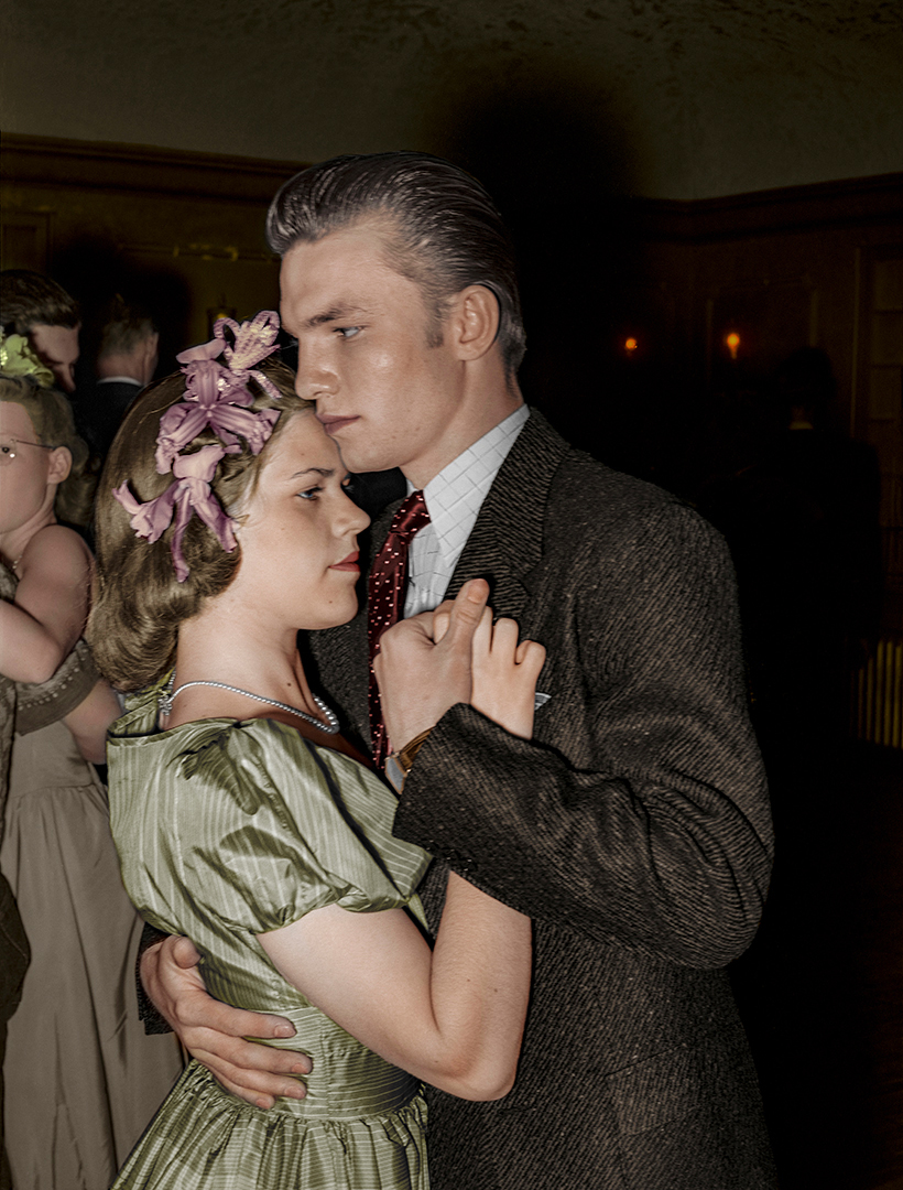 MarieLou_Chatel's tweet photo. 1940 Young couple dancing at dance. San Angelo, Texas. 2021 © @MarieLou_Chatel  Restored &amp; Colorized. Photographer © Russell Lee - fsa-8b24142 No known restrictions.
#photorestoration #colourised #colorized #colorization #colorizedphoto #decisivemoment https://t.co/fbdA4DPDb8