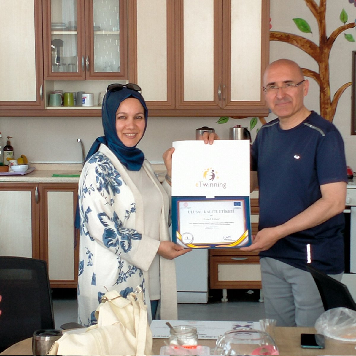 Okulumuzda E Twinning projesi gerçekleştiren öğretmenimiz Emel Emeç'e ödülünü okul müdürümüz Hüseyin Gezer takdim etti. <a href="/Osmangazi_MEM/">Osmangazi İlçe Milli Eğitim Müdürlüğü</a> @bursailmem <a href="/GurhanCokgezer/">Gürhan Çokgezer</a> @