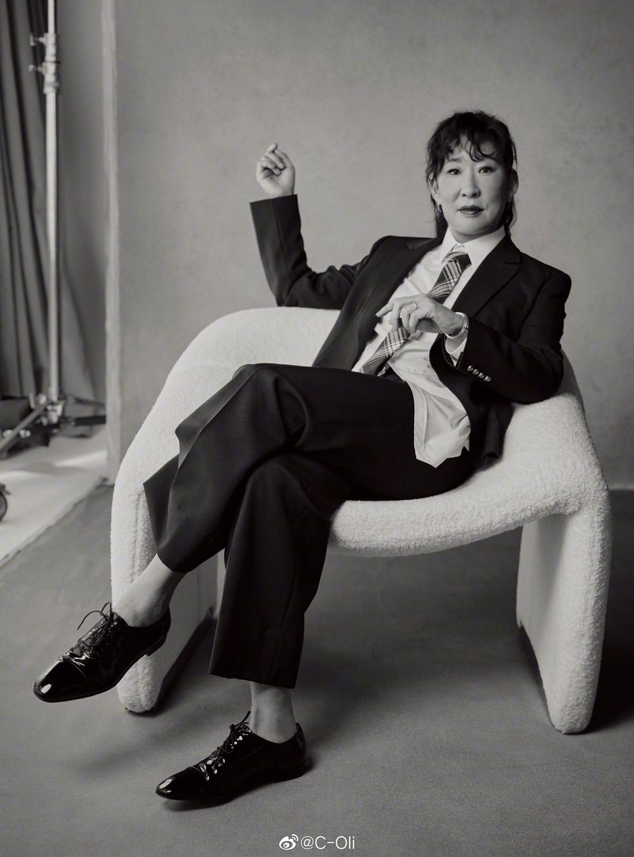 drewsvtired's tweet photo. Sandra Oh in suit! I repeat! SANDRA OH IN SUIT!!!!! https://t.co/vJKVDJnvLV