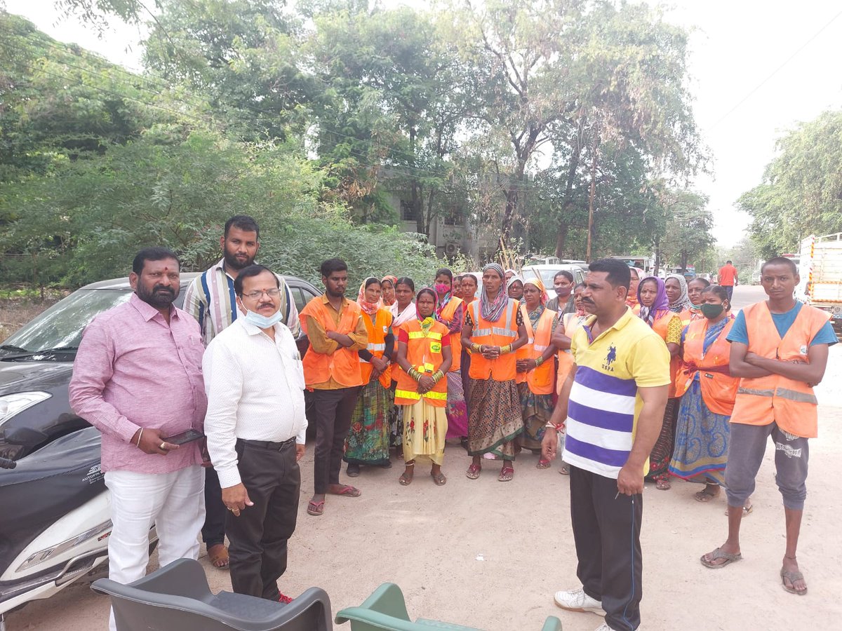 BohiniDarshan's tweet photo. Called on GHMC Deputy Commissioner Narsimha garu to solve issues faced by GHMC workers in Ziaguda division due to mismanagement of attendance by GHMC superintendents. Biometrics and other devices used for attendance did not work in the GHMC office last month. https://t.co/rhOQ15r119