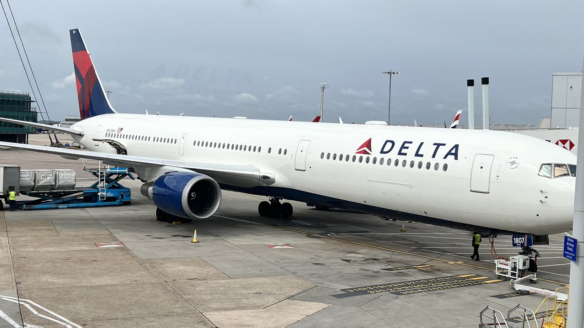 sganley's tweet photo. Empty seat next to me on the 7 hour @Delta ride back to Boston? Yesssssssss! #ByeLondon #WorkDay #ImComingHome https://t.co/xXTkMcv8RF