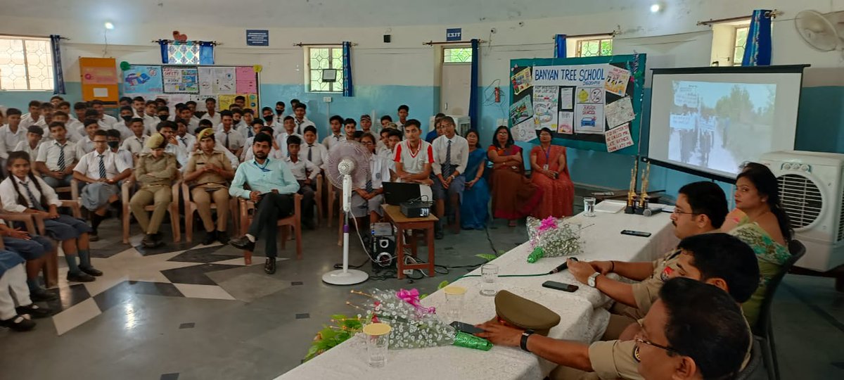 amethipolice's tweet photo. #amethipolice महिलाओं/बालिकाओं के सुरक्षार्थ चलाए जा रहे #MissionShakti अभियान के तहत #CO_मुसाफिरखाना द्वारा बनयान ट्री स्कूल कमरौली में छात्र/छात्राओं को को विभिन्न हेल्पलाइन नम्बरों एवं साईबर क्राइम के साथ-साथ यातायात व सड़क सुरक्षा नियमों के प्रति जागरूक किया गया। https://t.co/bUJtLTX5lB