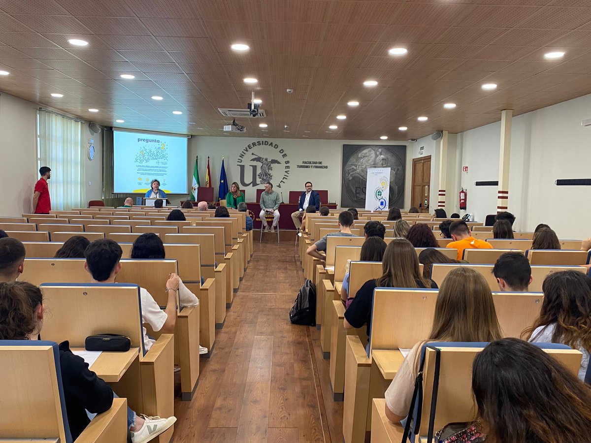 TurismoAND's tweet photo. 👉🏻 ‘Gestión, #Turismo y COVID’.

📌✈️ La viceconsejera de @TurismoAND, @NinaAngar, y el SG de #FAHAT, Rafael Barba, responden hoy a preguntas de alumnos de @us_ftf. 🙌🏻

🔛 Jornada #Pregunta2 en el marco de la cátedra de  💡#TurismoInteligente de @unisevilla ▶️ https://t.co/Ridg0dCkam