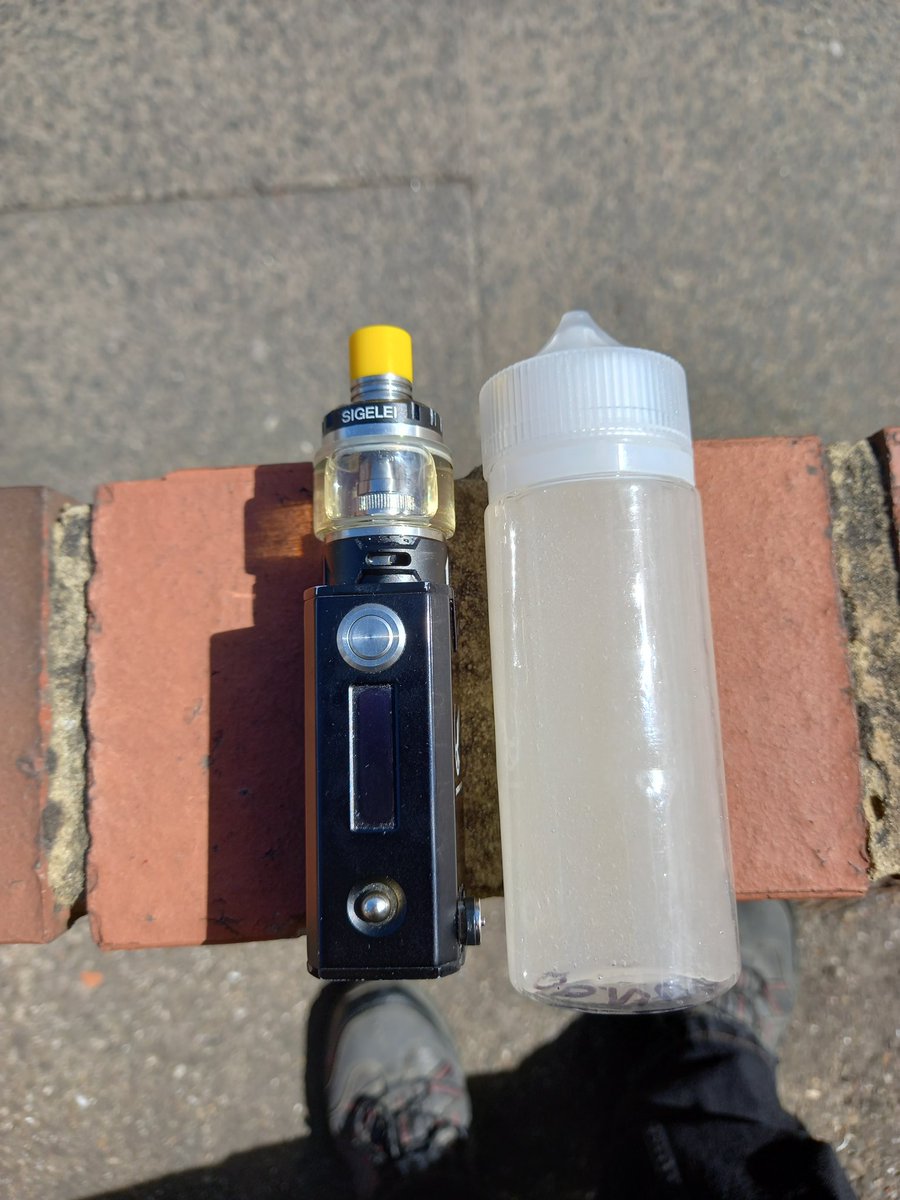 Vaping40watts's tweet photo. Been vaping my own pineapple mango and green apple in the pod kits , now decided to do a 70vg 30pg for my box mods can't wait for this to steep out ..#diyvaper #diyeliquid #ukvaper #vaperuk #vapeon #vapefam #ecig #southshields all my flavours are from @prime_vapour https://t.co/pFU1tPdKUU
