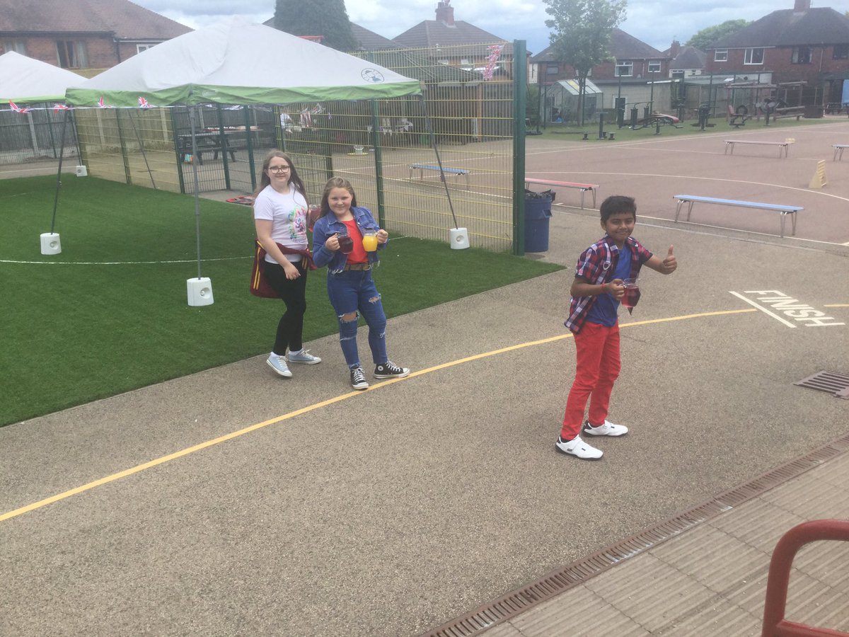 EllisonPrimary's tweet image. Our wonderful year 6s and great team of staff are currently busy setting up for our jubilee picnic. We cannot wait to celebrate with our Ellison family. #Ellisoncommunity