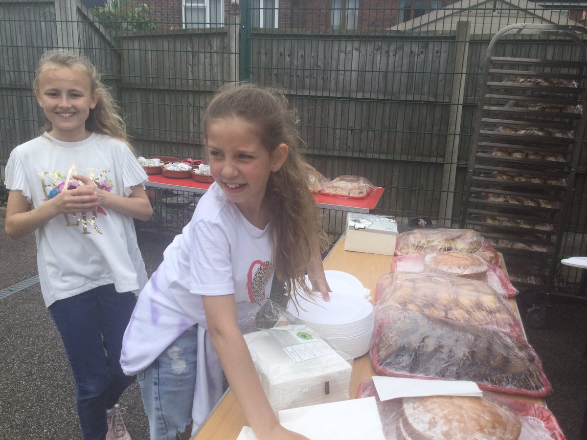 EllisonPrimary's tweet image. Our wonderful year 6s and great team of staff are currently busy setting up for our jubilee picnic. We cannot wait to celebrate with our Ellison family. #Ellisoncommunity